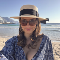 Mia Carter, Senior Style Editor